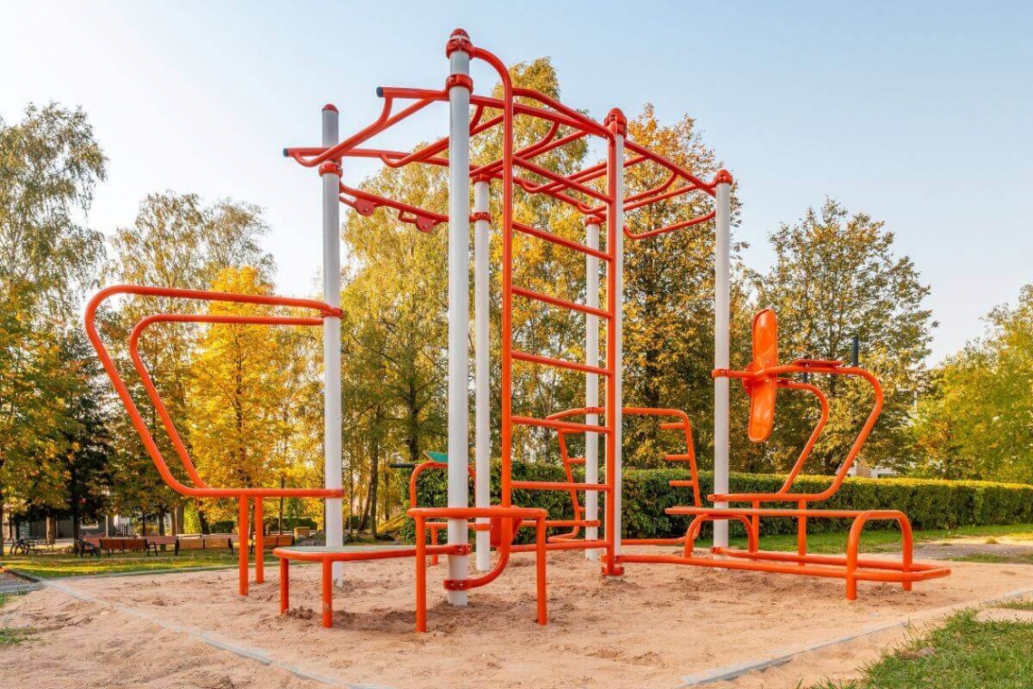 climbing frame differs from jungle gym.jpg